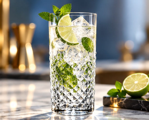 Long drink Libbey Carats 41 cl, avec un mojito menthe et citron vert sur un comptoir de marbre