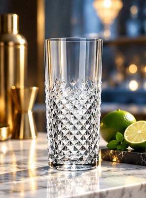 Long drink Libbey Carats 41 cl, près d'un shaker doré sur un comptoir lumineux