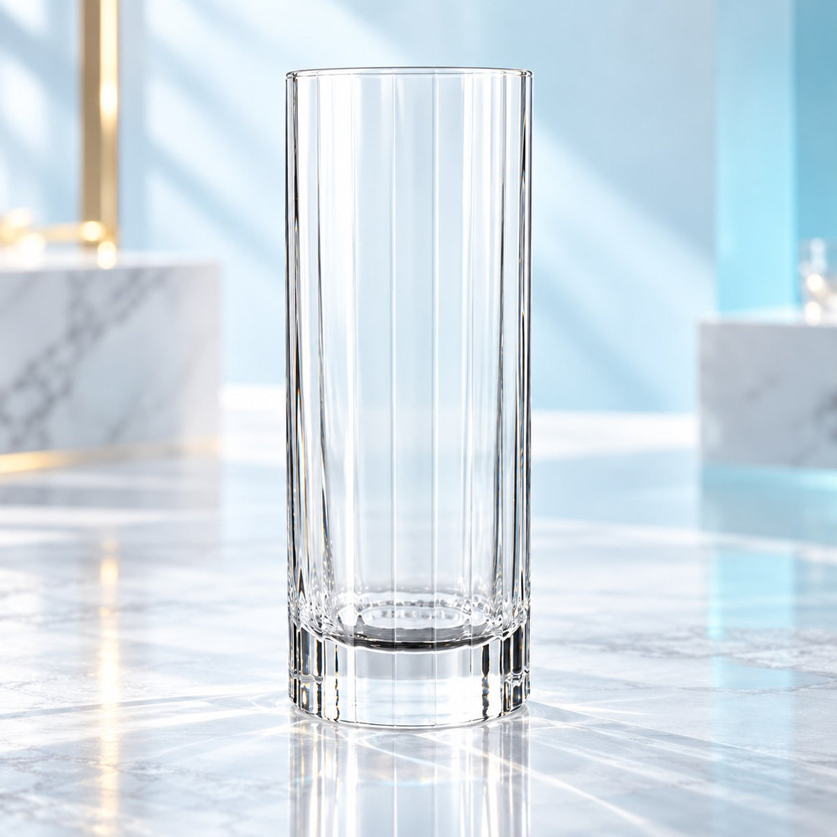 Verre long drink Luigi Bormioli Bach 36 cl à côtes verticales, vu de face sur un plan de marbre