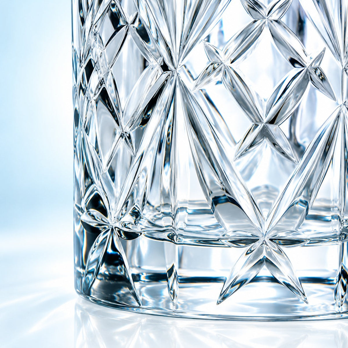 Gros plan sur la taille en losanges et en étoiles du verre long drink RCR Melodia