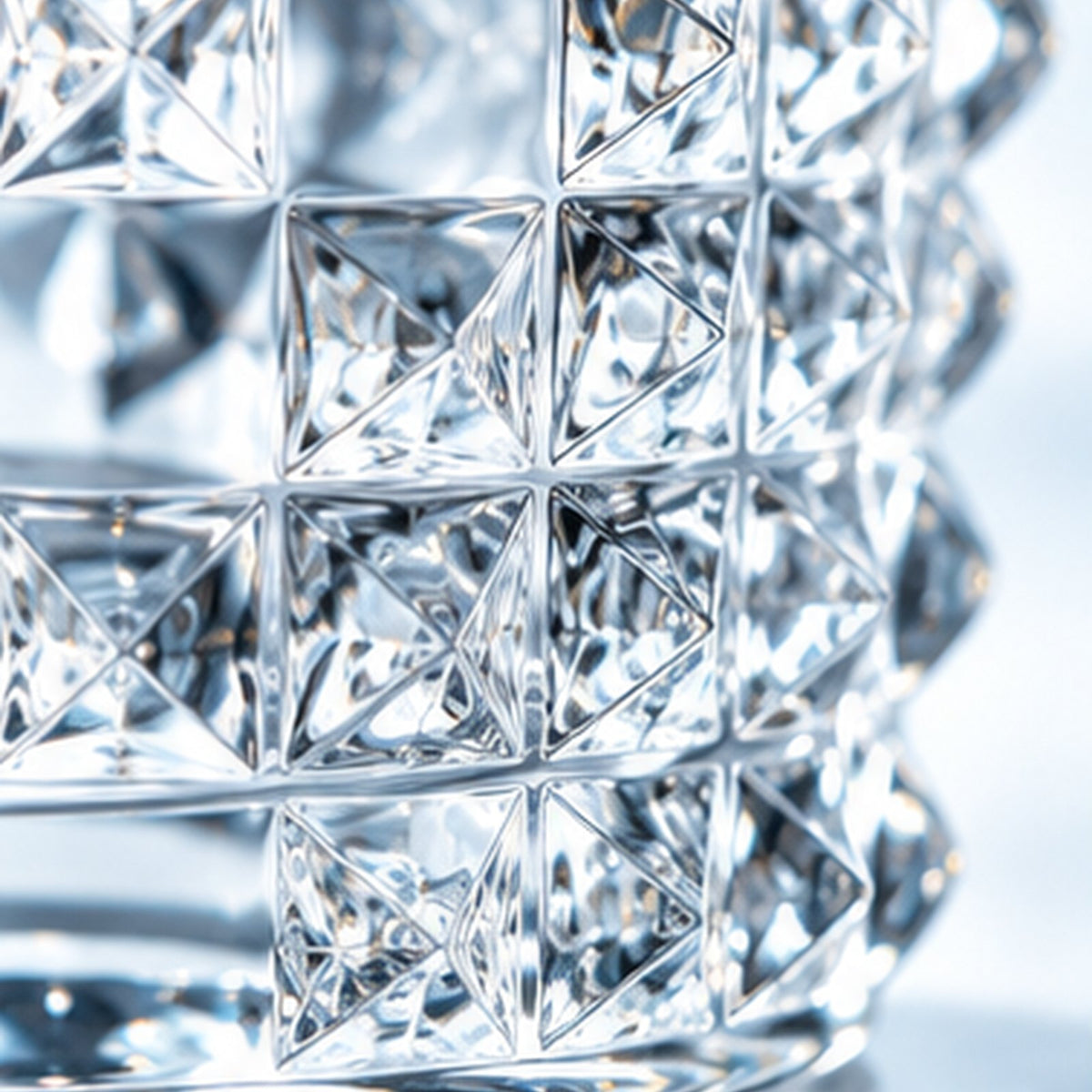 Gros plan sur les pointes de diamant en relief du verre long drink Nachtmann Punk