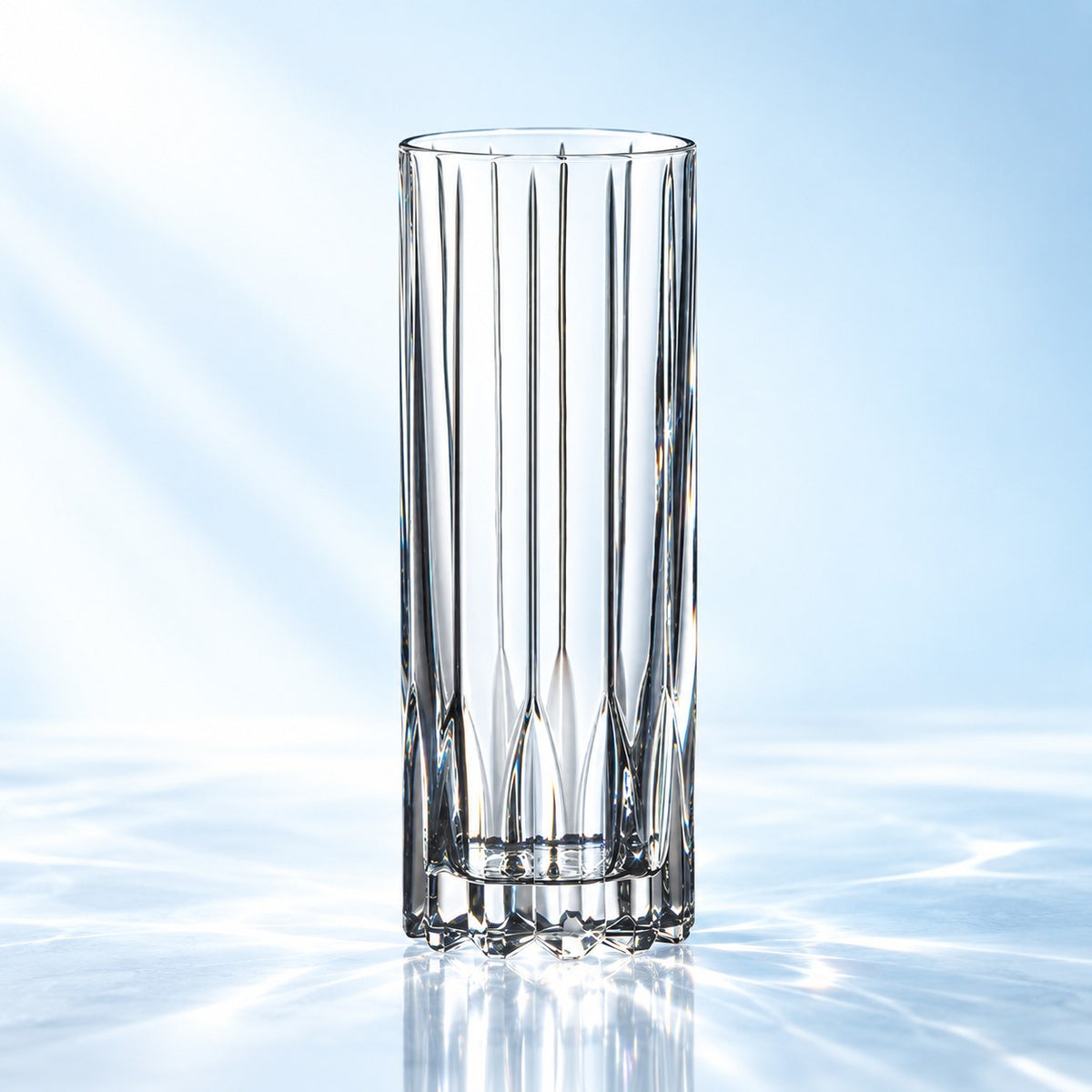 Verre long drink Riedel Drink Specific Fizz 26 cl à côtes verticales, vu de face sur fond bleu clair