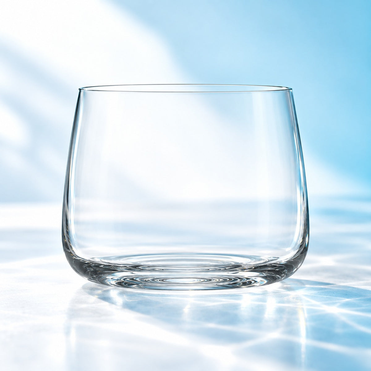 Gobelet Metropolitan Stemless 36 cl LSA au profil évasé, vu de face sur un plan de marbre lumineux