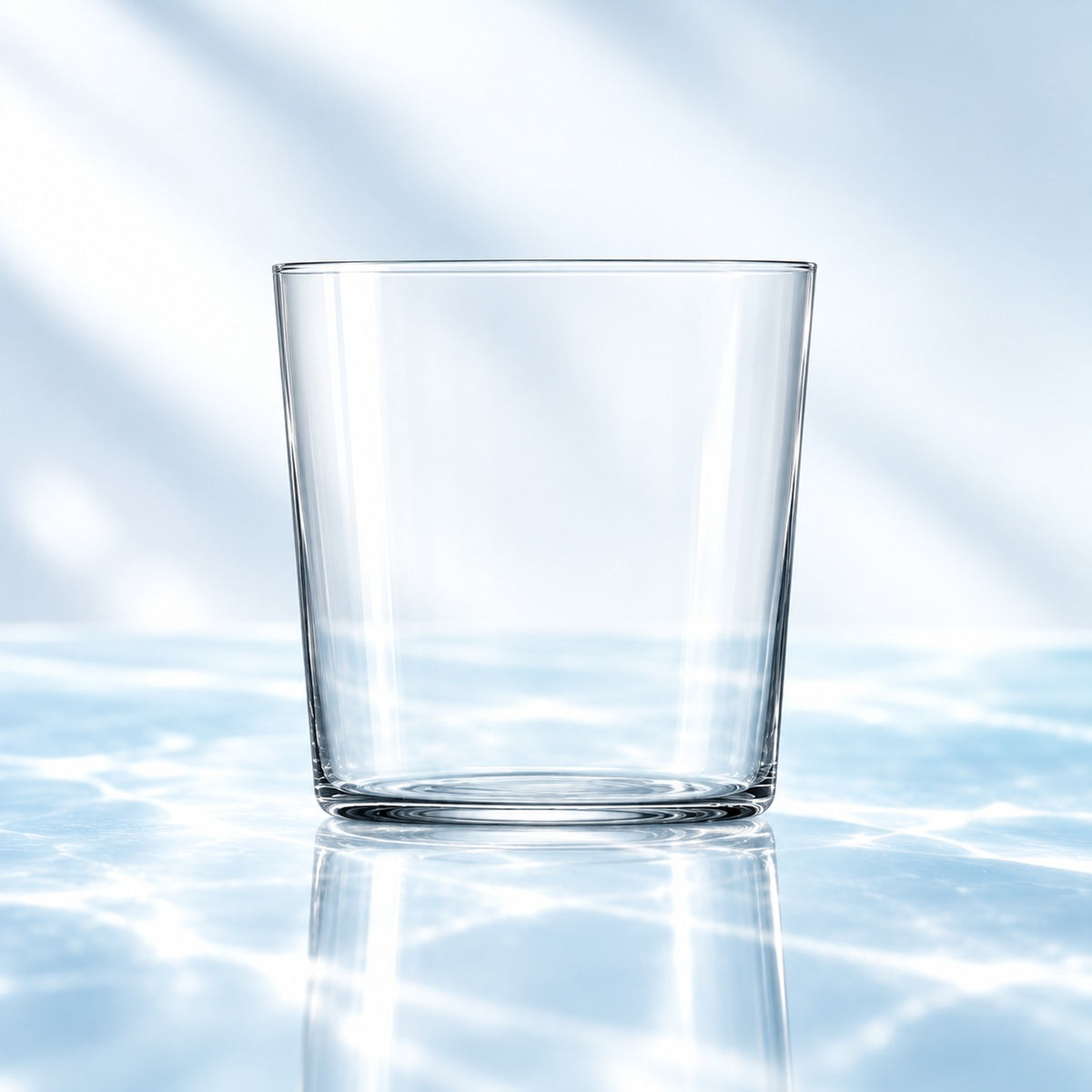 Gobelet Gio Juice Short Drink 39 cl LSA à paroi fine, vu de face sur un plan de marbre lumineux