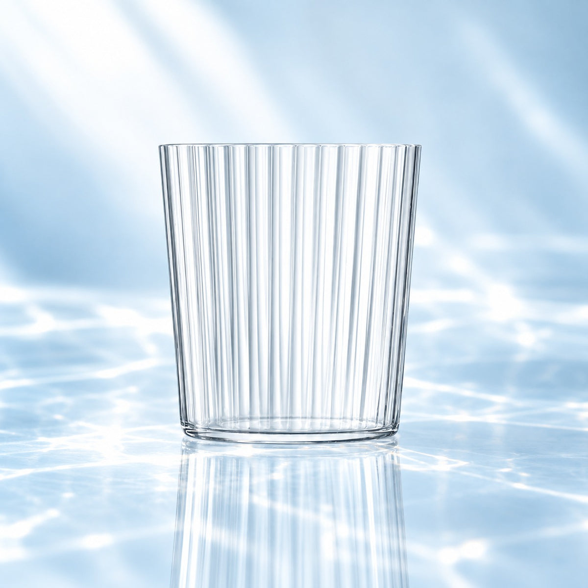 Tumbler Gio Line 39 cl à côtes verticales, vu de face sur un plan de marbre lumineux