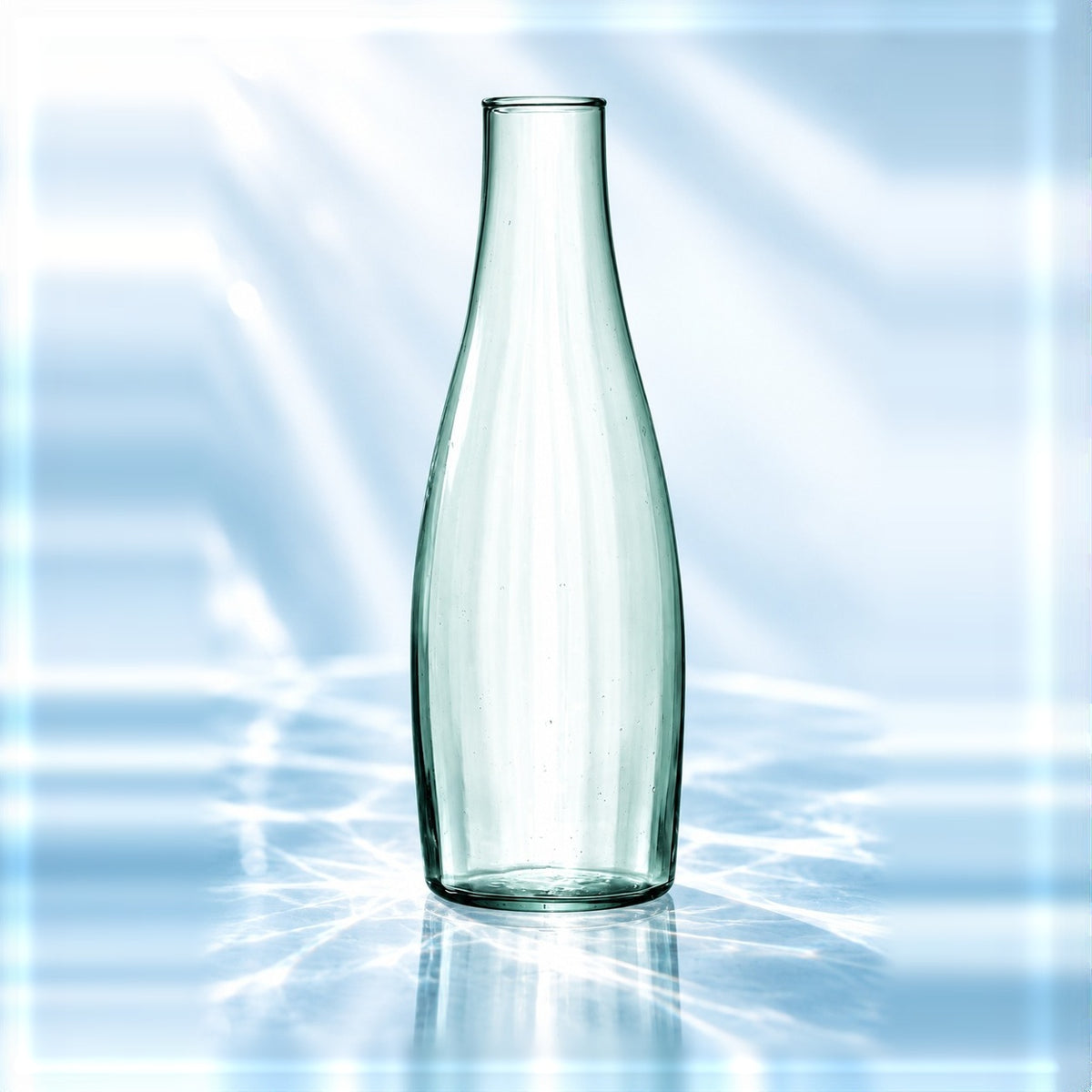 Carafe LSA Mia Recycled Glass 125 cl, vu de face sur fond clair