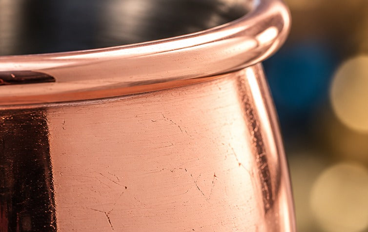 Mini barrel mug Genware 6 cl, gros plan sur le bord cuivré