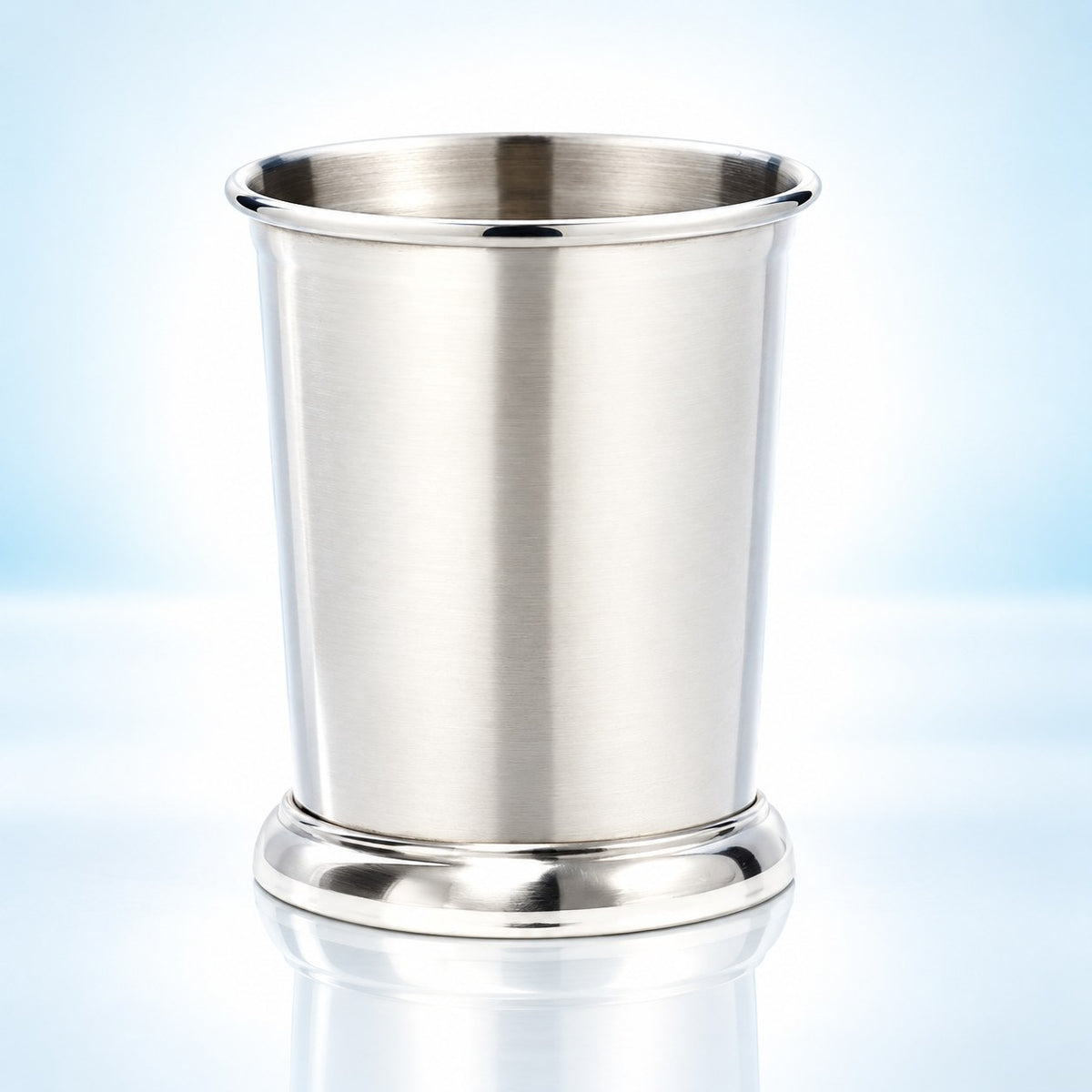 Julep Cup en métal argent 39 cl, vu de face sur fond bleu clair