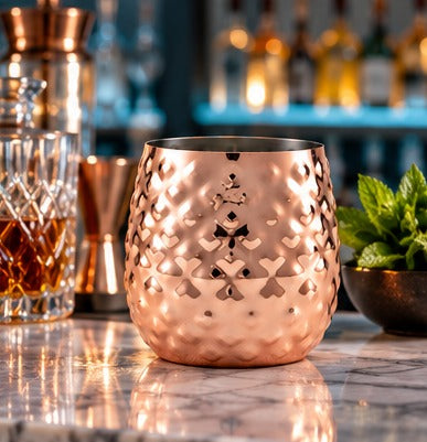 Julep Genware EU Pineapple 44 cl, près de verres taillés sur un comptoir de bar