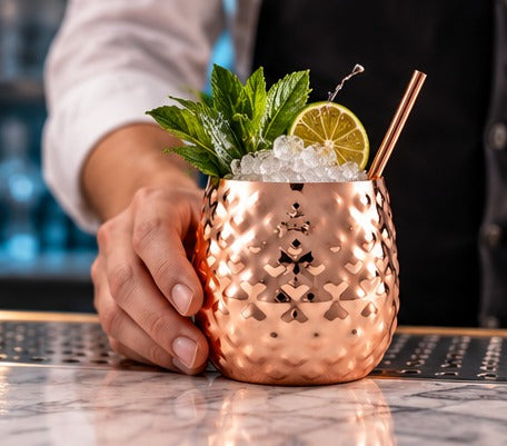 Julep Genware EU Pineapple 44 cl, en main, avec menthe et citron vert