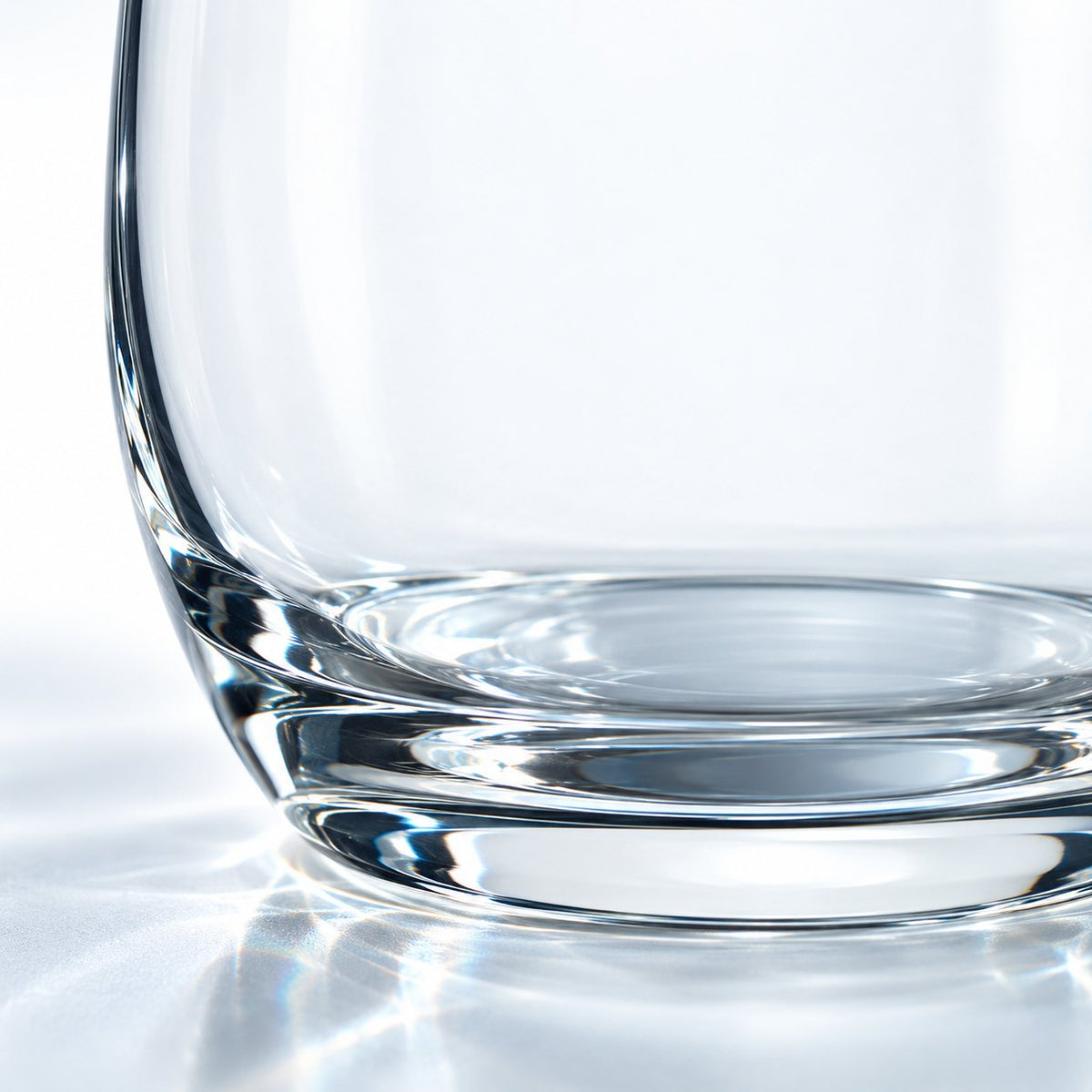 Gros plan sur le fond arrondi du verre à eau Nude Pure