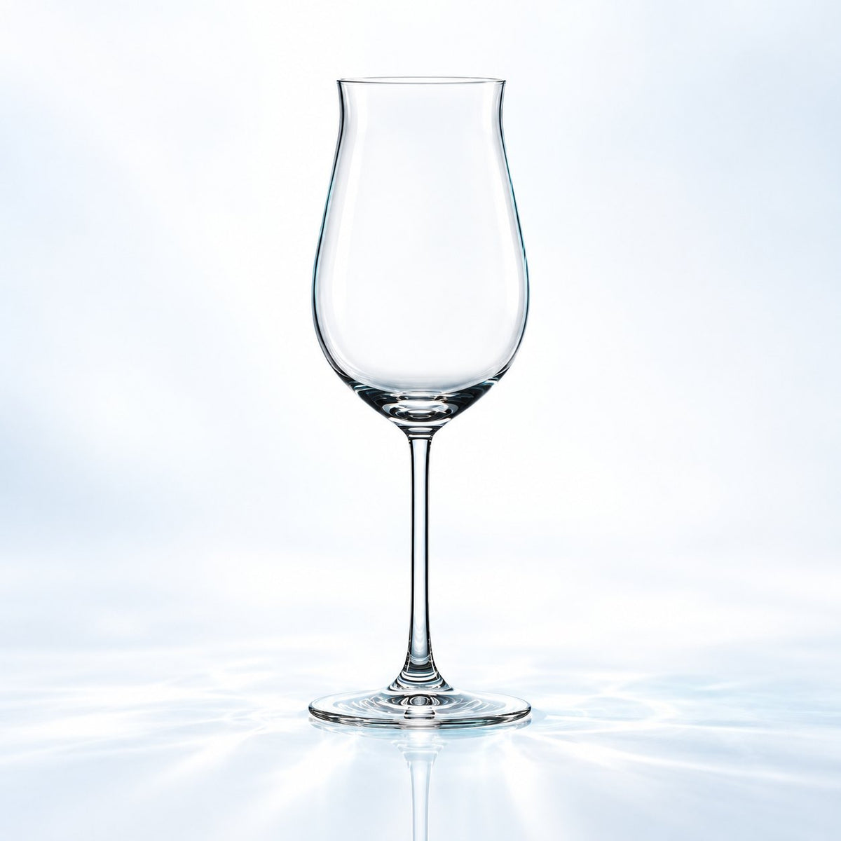 Verre à vin Nude Vintage 32 cl en forme de tulipe sur pied fin, vu de face sur fond clair