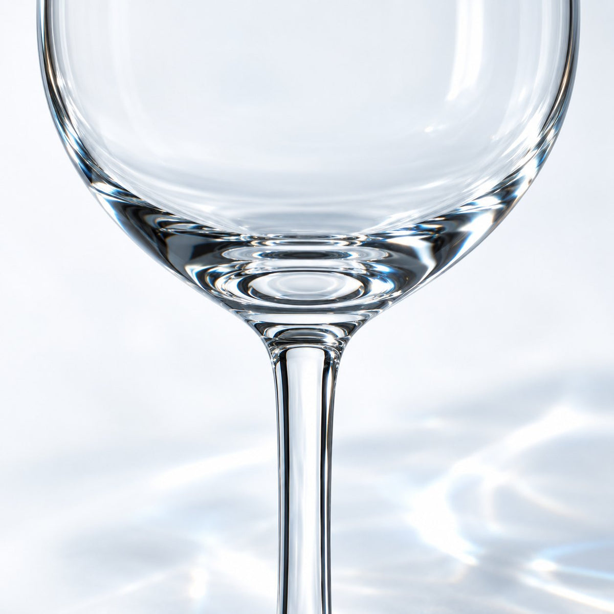 Gros plan sur le bol et le début de la tige du verre à vin Nude Vintage