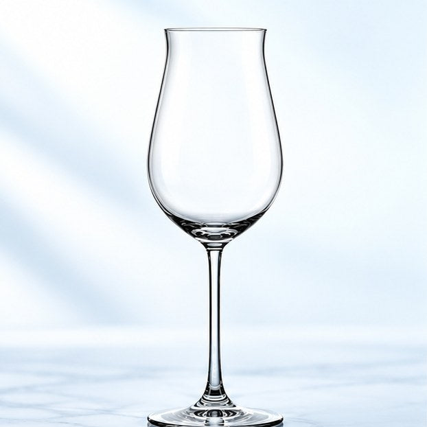 Verre à vin Nude Vintage 32 cl en forme de tulipe sur pied fin, vu de face sur fond clair