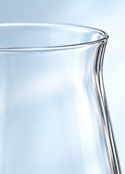 Gros plan sur le bord et le haut du bol du verre à vin Nude Vintage