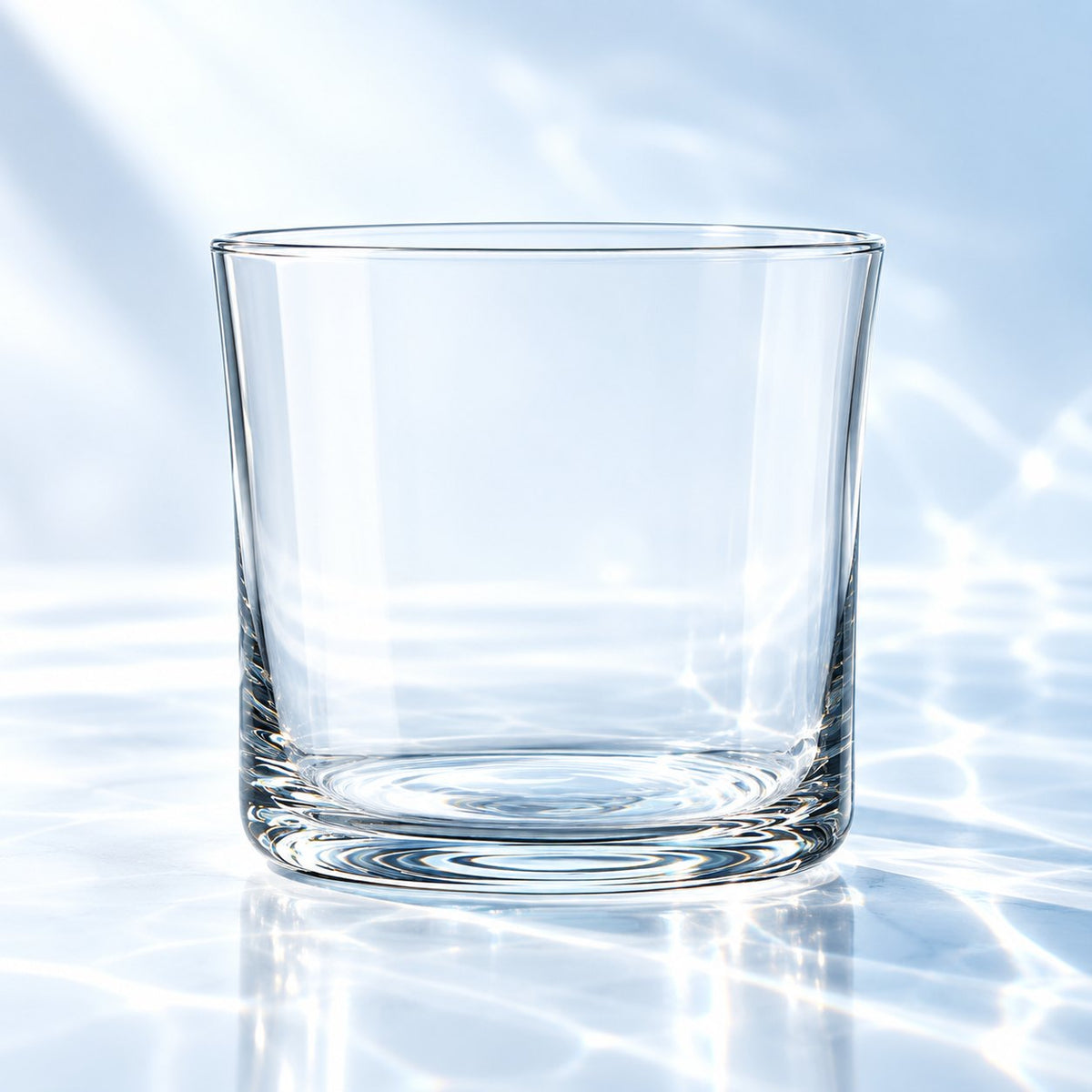 Tumbler Low Ball Nude Savage 29,5 cl, forme basse, vu de face sur un plan de marbre lumineux