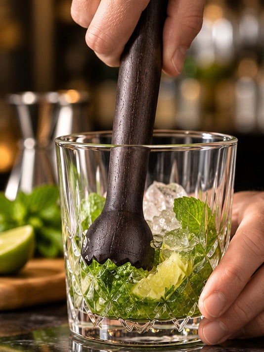 Pilon plastique noir Beaumont 25 cm, écrasant menthe et citron vert dans un verre