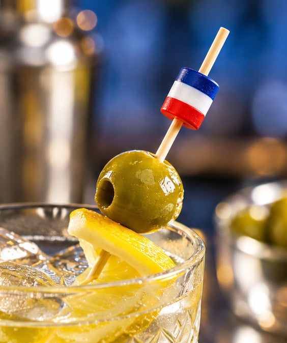 Pics en bambou bleu blanc rouge Oxstal 9 cm, lot de 100, piquant une olive dans un cocktail