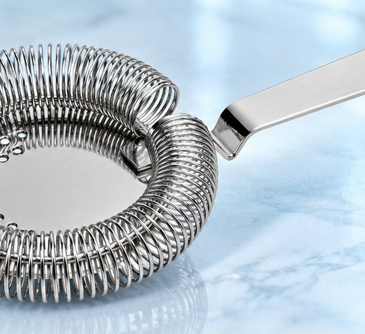 Strainer Beaumont Mezclar Stainless Steel, vu de face sur fond clair