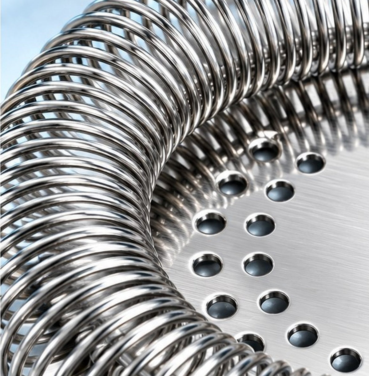 Strainer Beaumont Mezclar Stainless Steel, gros plan sur le ressort et les perforations