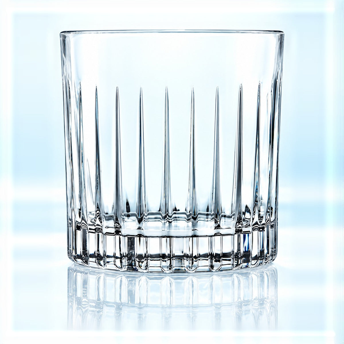 Verre short drink RCR Timeless 31 cl à côtes verticales, vu de face sur fond bleu clair