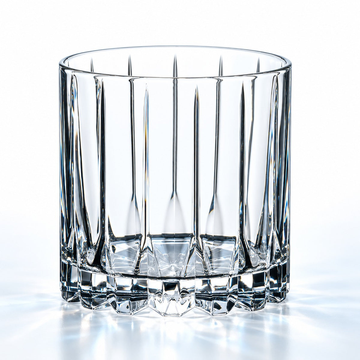 Verre short drink Riedel Drink Specific 28 cl à côtes et base taillée, vu de face sur un plan blanc lumineux