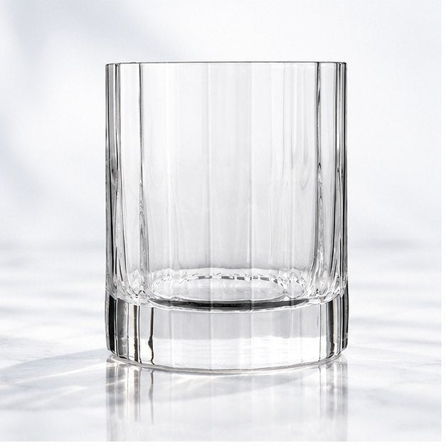 Verre short drink Luigi Bormioli Bach 33 cl à côtes verticales et base épaisse, vu de face sur un plan clair