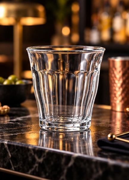 Gobelet Duralex Picardie 13 cl, sur un plan de bar