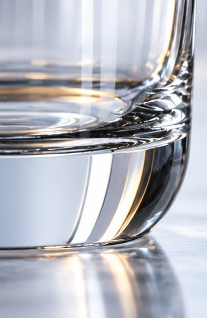 Gros plan sur la base épaisse du verre short drink Libbey Envy