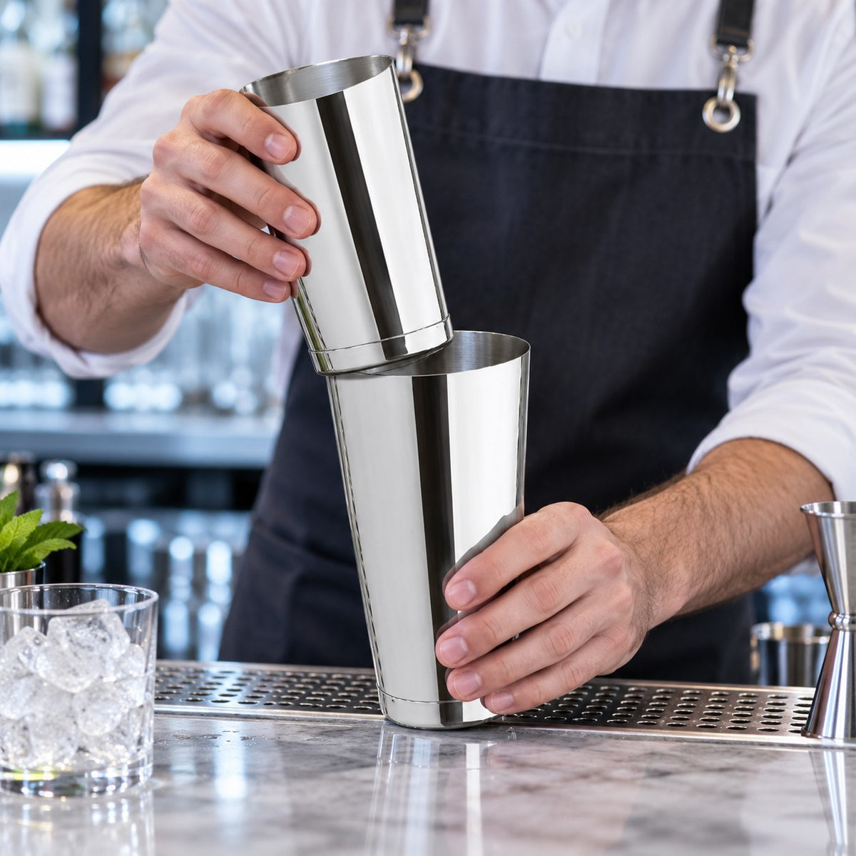 Boston shaker Classique Non Lesté 53 cl, assemblé par un barman au comptoir