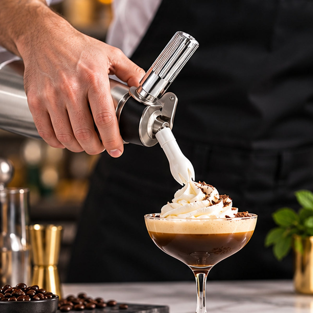 Barman garnissant un cocktail de crème chantilly avec un siphon ISI