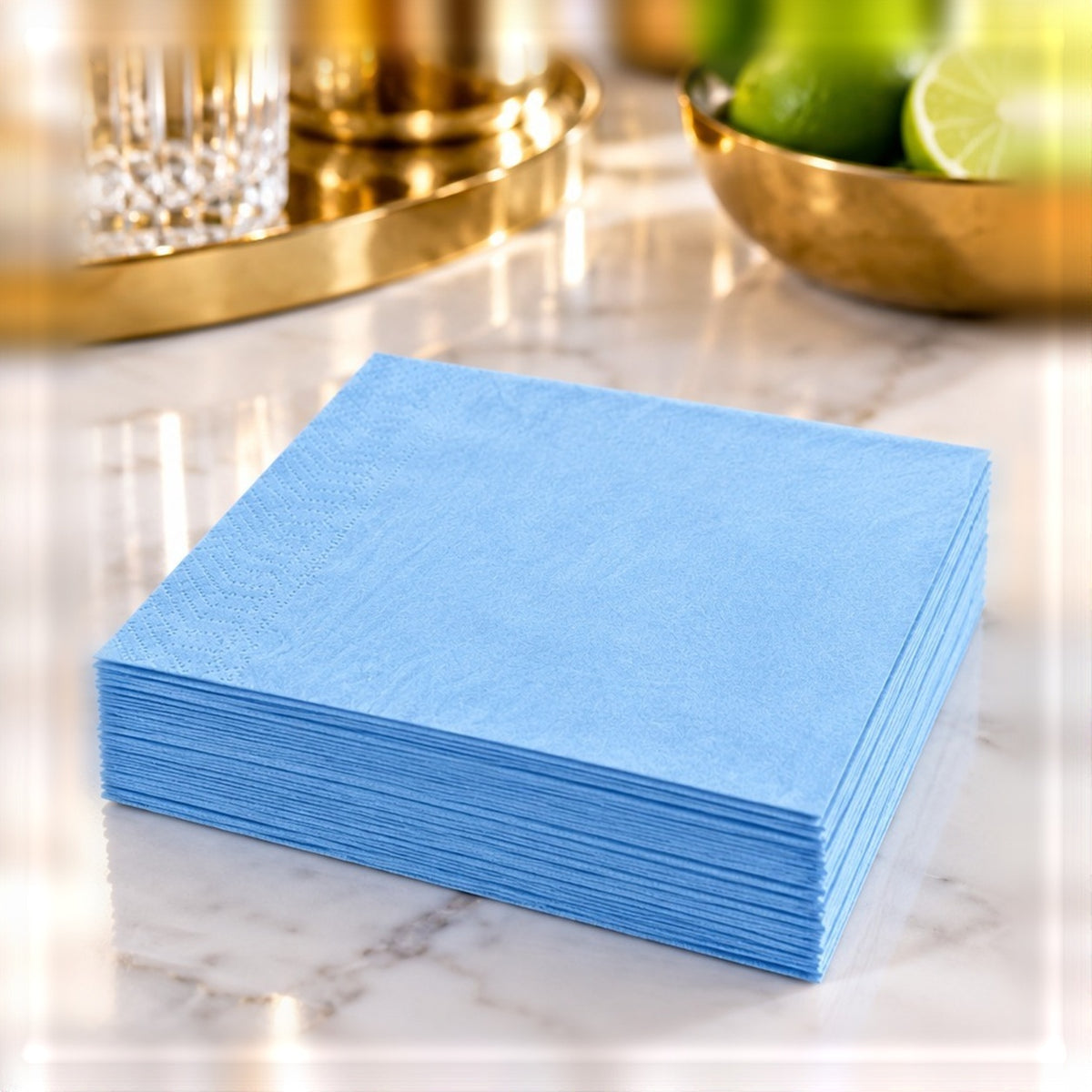 Serviettes en ouate bleu azur CGMP 20 × 20 cm, pack de 100, vu de face sur fond clair