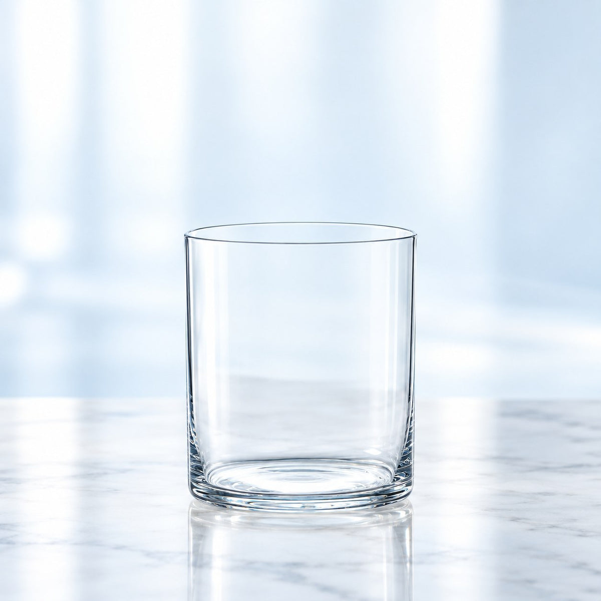 Verre short drink rocks Toyo-Sasaki Hard Strong Silkline 31 cl, clair et droit, vu de face sur un plan de marbre lumineux