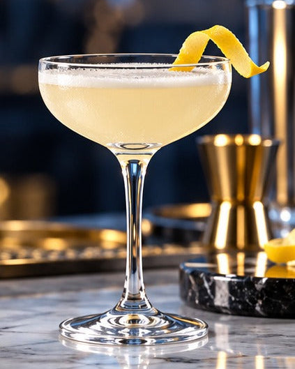 Coupe cocktail Toyo-Sasaki Hard Strong Petiole 13 cl, avec un cocktail crémeux et un zeste de citron