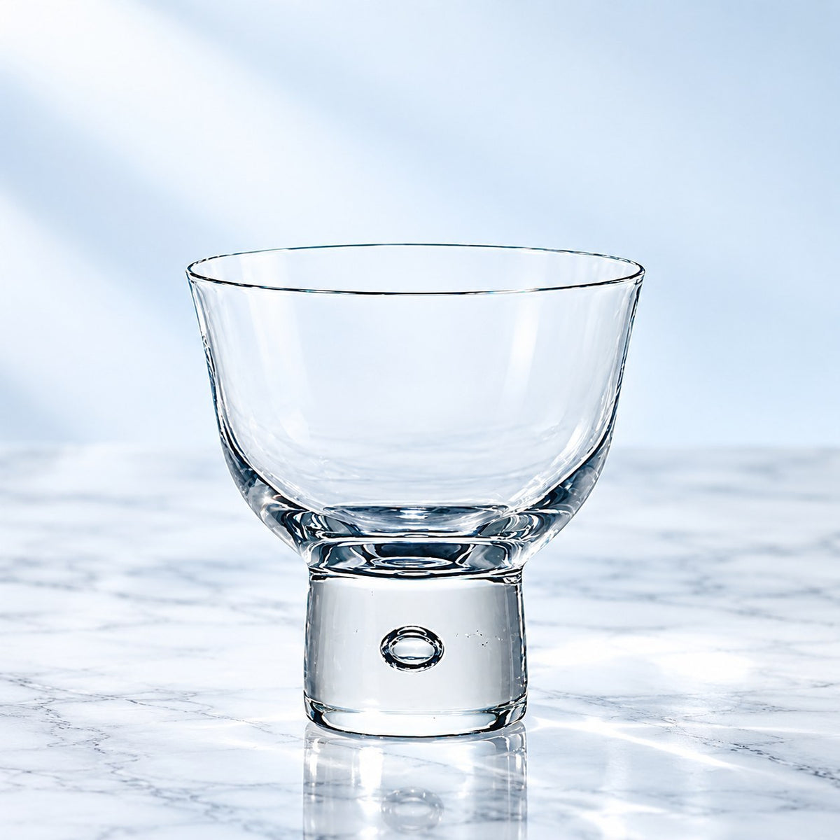 Verre cocktail glass Toyo-Sasaki Sake Cup, vu de face sur fond clair