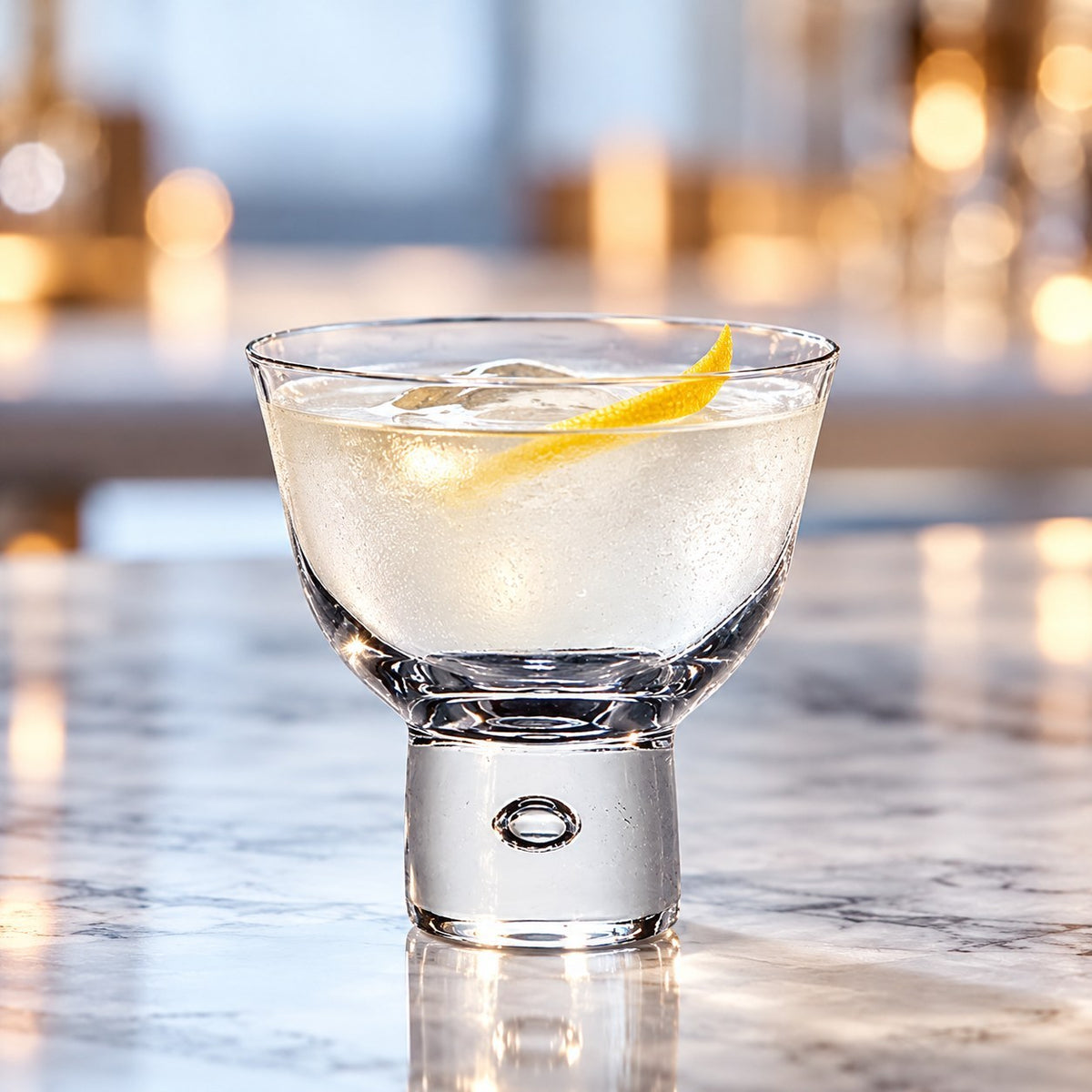Verre cocktail glass Toyo-Sasaki Sake Cup, avec un cocktail et un zeste de citron