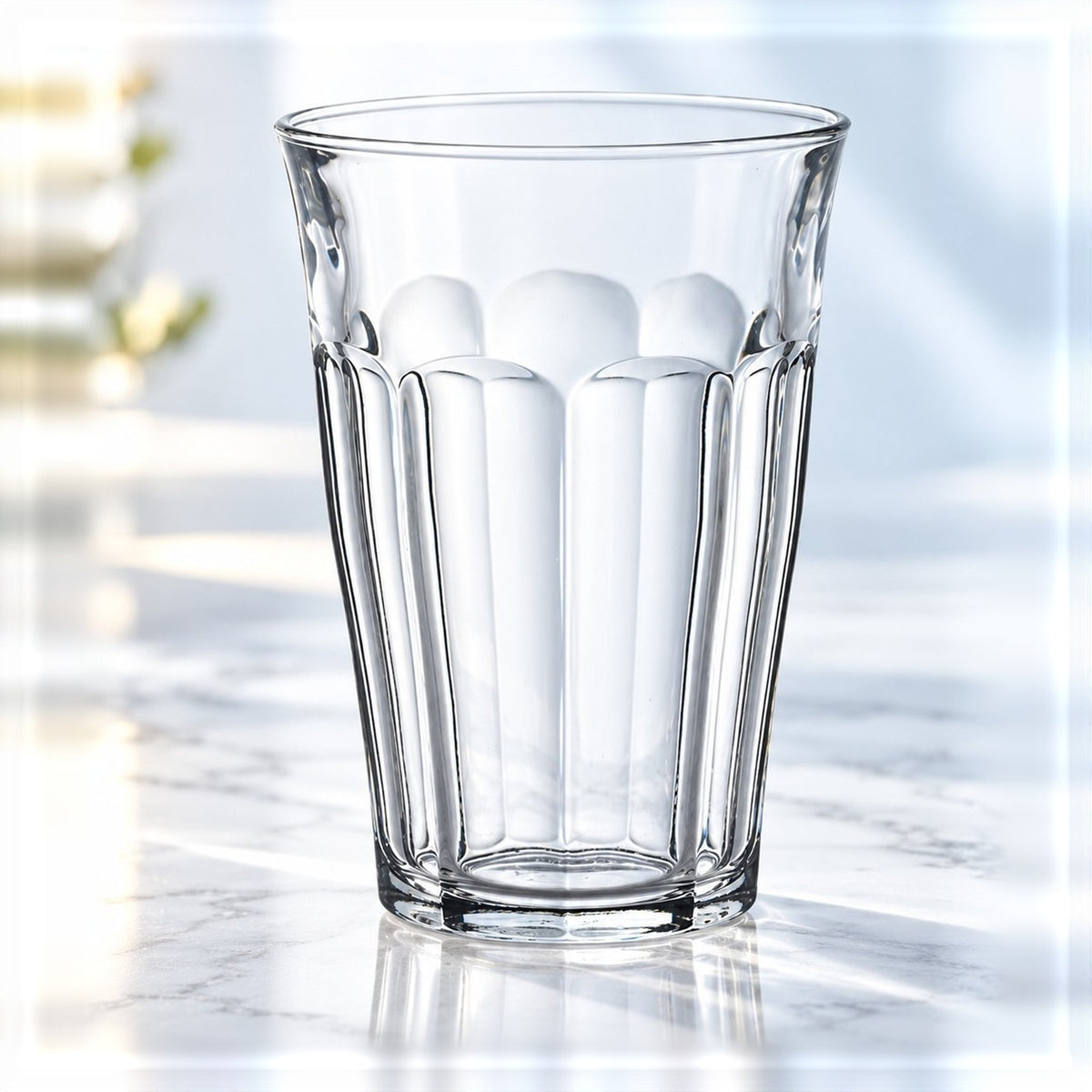 Verre à bière Lehmann Craft 44 cl à pans, vu de face sur un plan de marbre