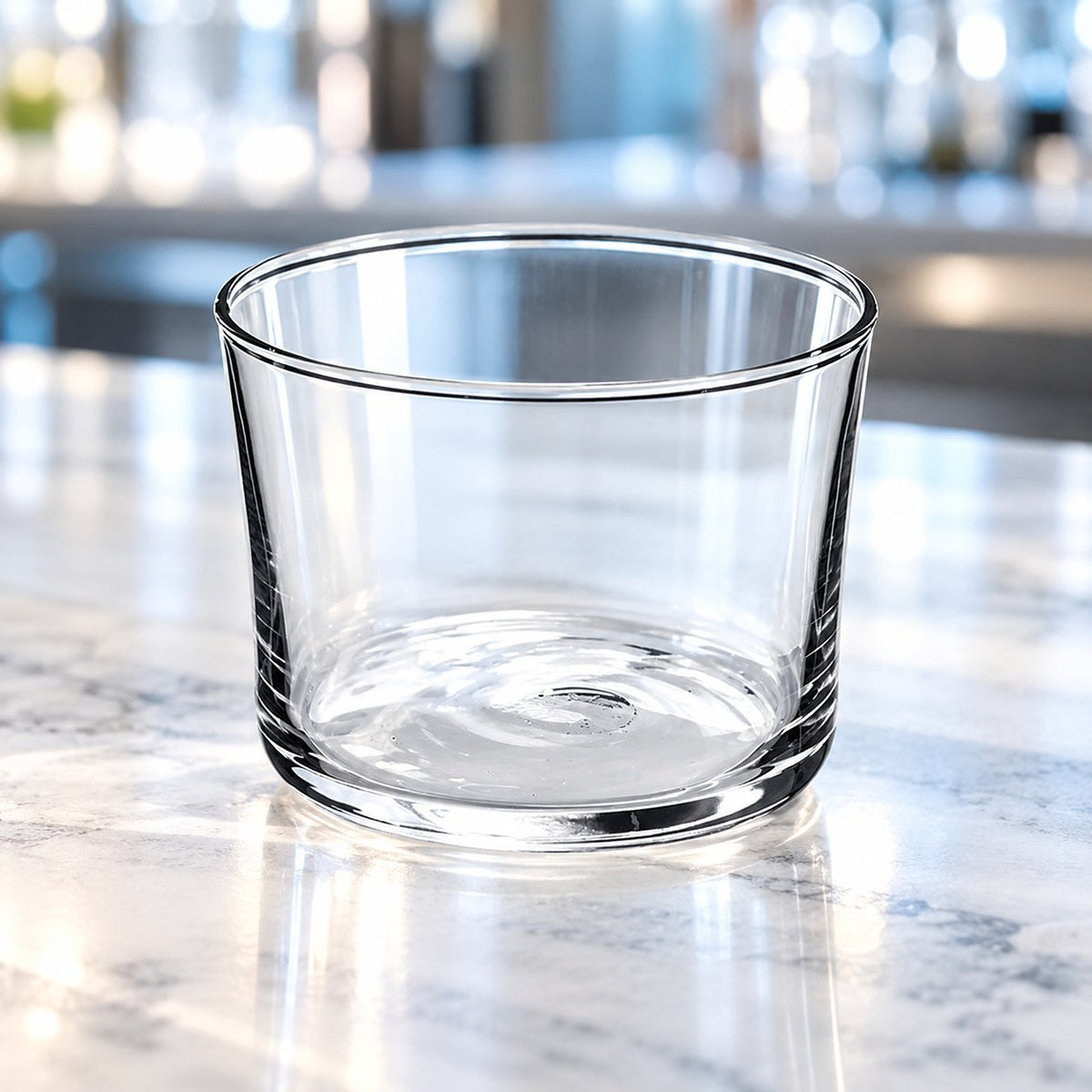 Verre Bodega vide sur un plan de marbre devant un bar