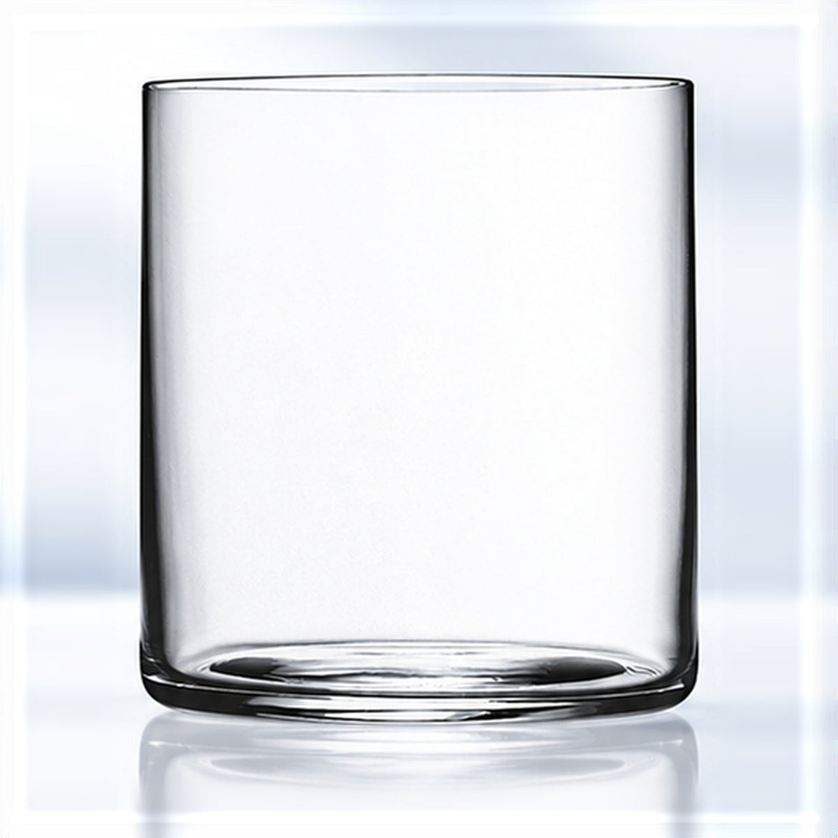 Verre à eau Luigi Bormioli Top Class 35 cl au design cylindrique droit, vu de face sur fond clair
