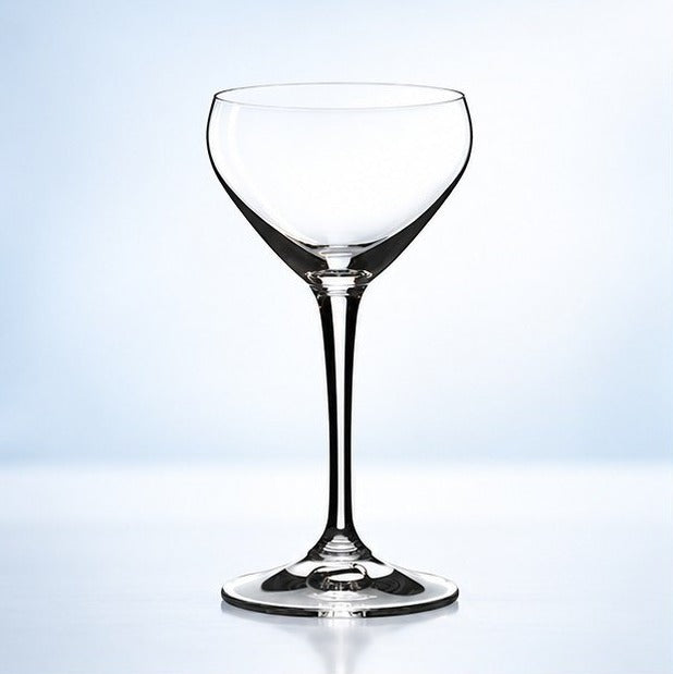 Verre Nick & Nora Riedel Drink Specific 14 cl à coupe évasée et pied fin, vu de face sur fond clair