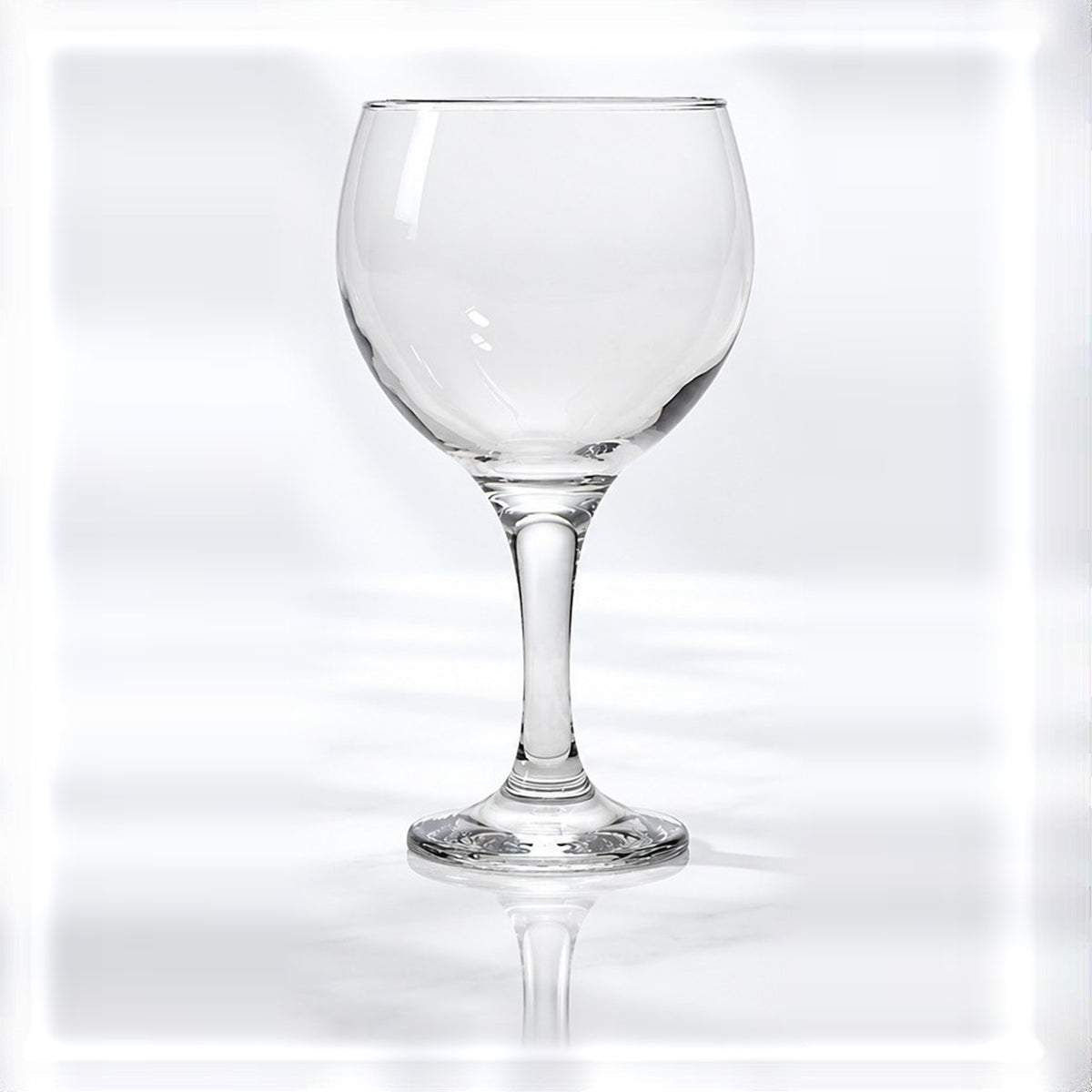 Gin tonic / spritz Genware UK Misket 64,5 cl, vu de face sur fond clair