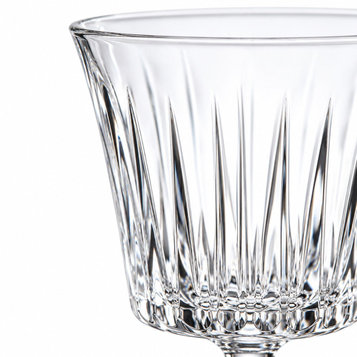 Gros plan sur les côtes taillées du verre à cocktail RCR Timeless