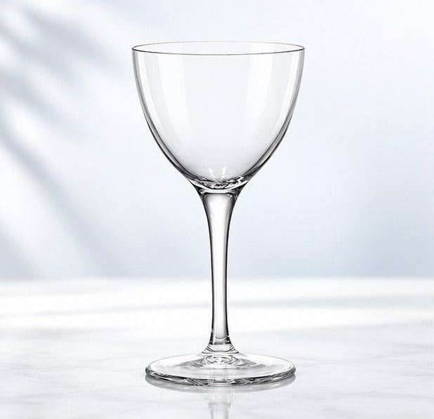 Verre Nick & Nora 16 cl à coupe évasée et pied fin, vu de face sur un plan de marbre clair