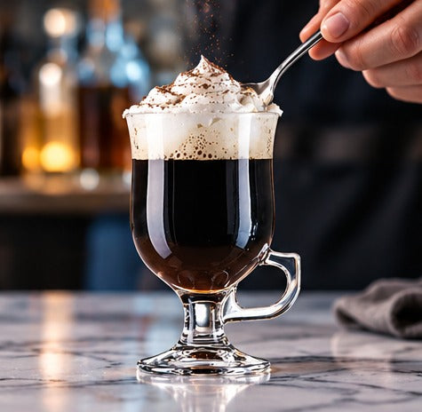 Irish coffee Arcoroc 24 cl, avec sa crème, une cuillère à la main