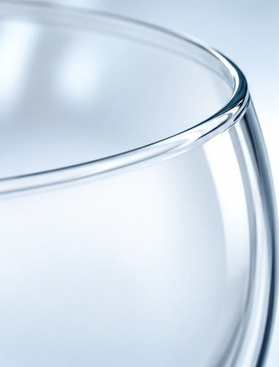 Gros plan sur le bord arrondi du verre ballon Splendid