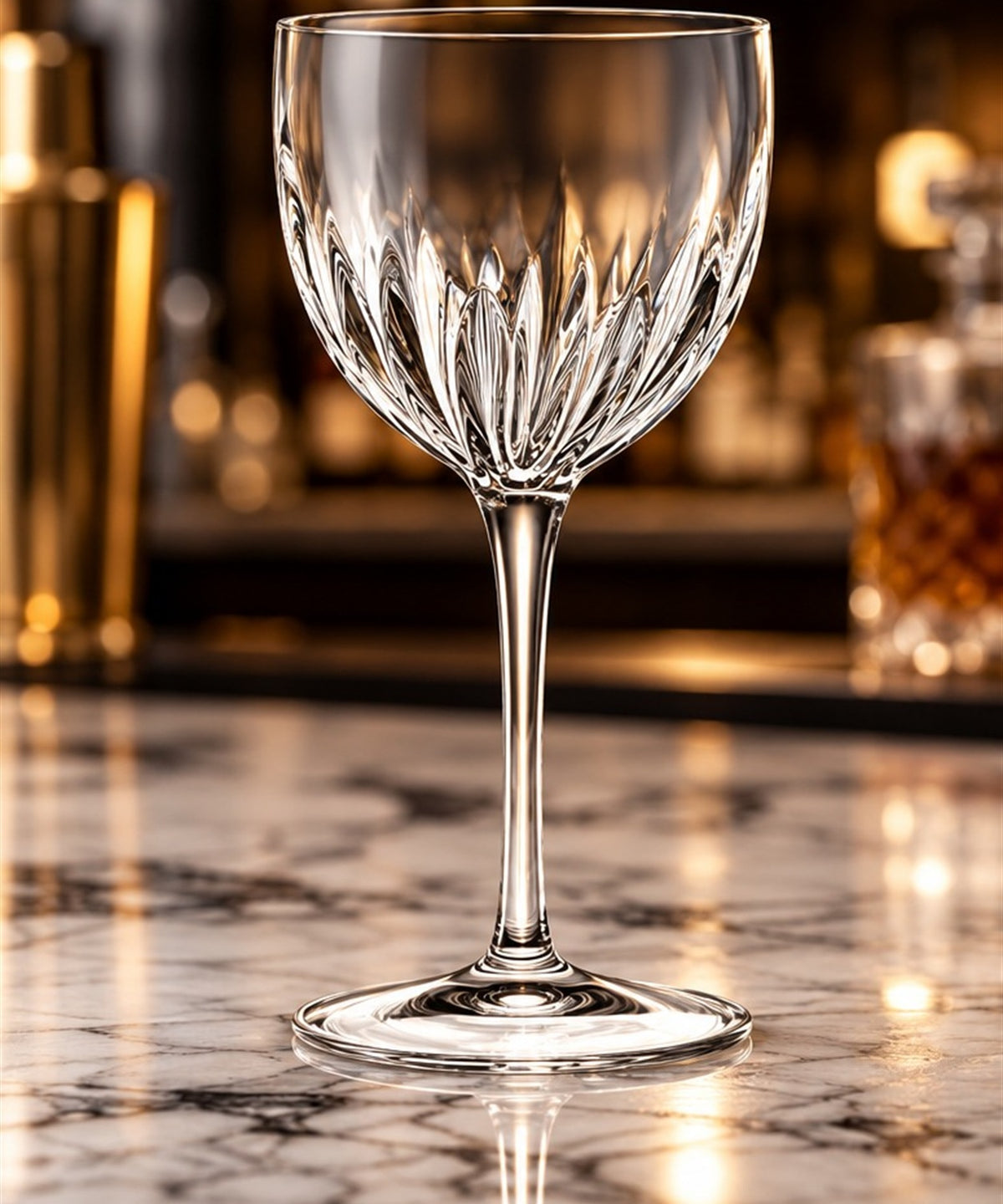Verre Nick & Nora strié Luigi Bormioli 15 cl, vu de face sur fond clair