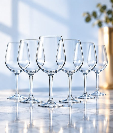 Verre à vin Arcoroc Domaine 27 cl, en série de six sur un plan de marbre