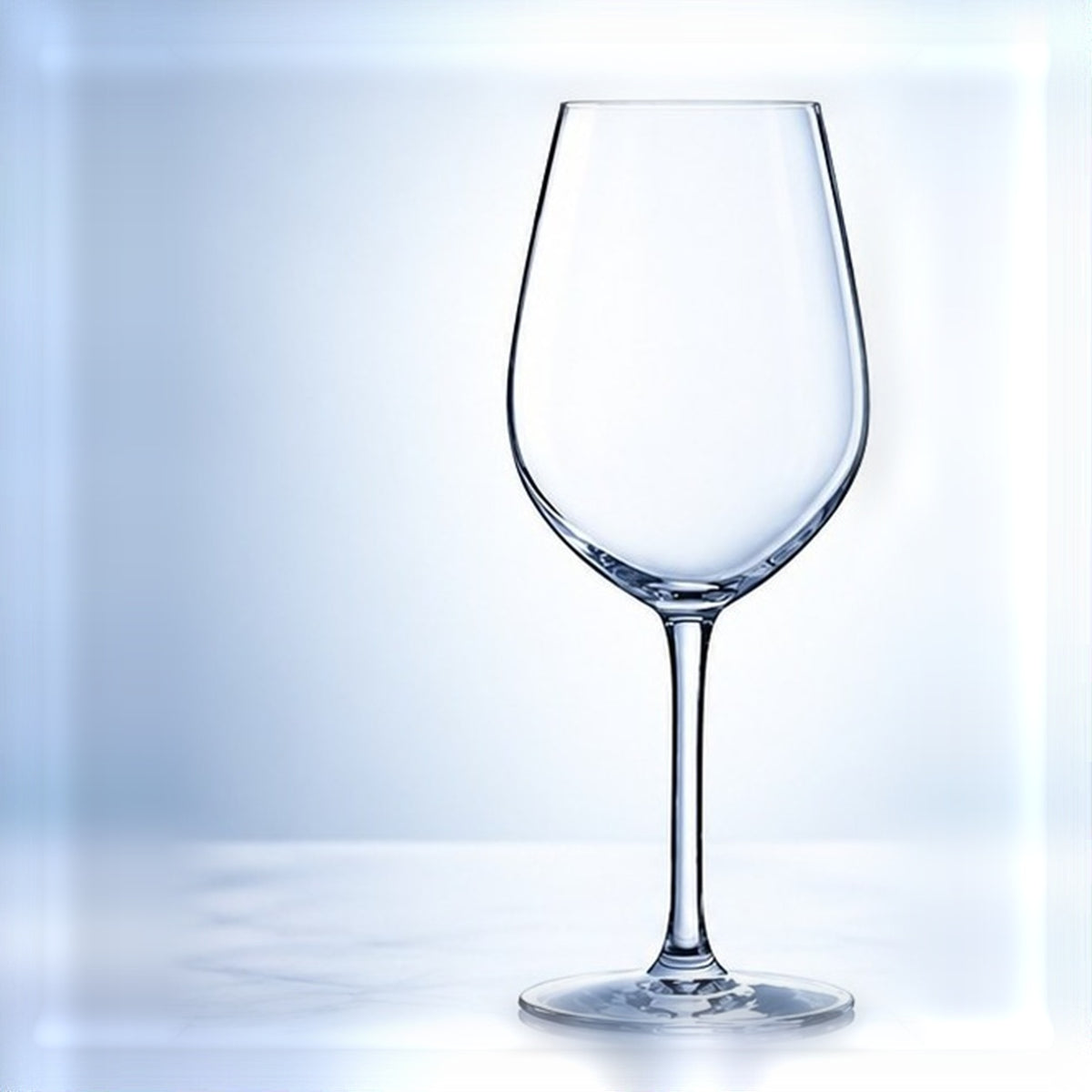 Verre à vin Arcoroc Séquence 35 cl à pied fin, vu de face sur fond bleu clair