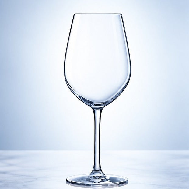 Verre à vin Arcoroc Séquence 35 cl à pied fin, vu de face sur fond bleu clair