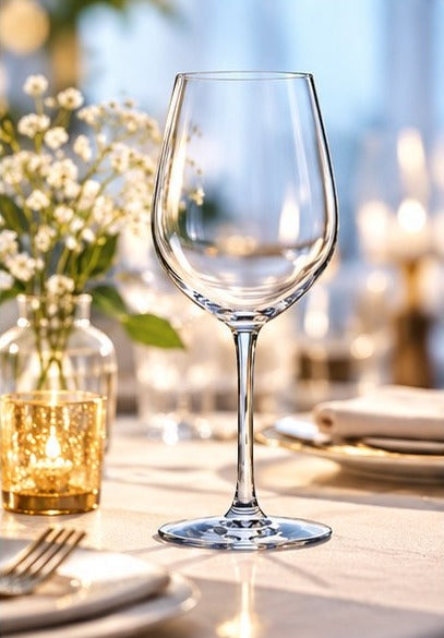 Verre à vin Arcoroc Séquence vide sur une table dressée avec fleurs et bougies